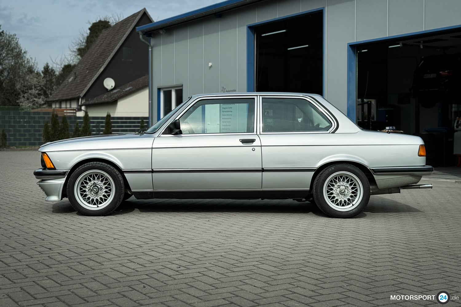 Silberner BMW 323i der Baureihe E21 in Seitenansicht