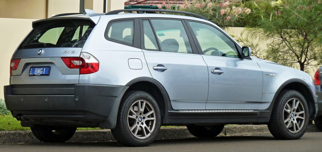 BMW X3 E83 2.5i schräg von vorn