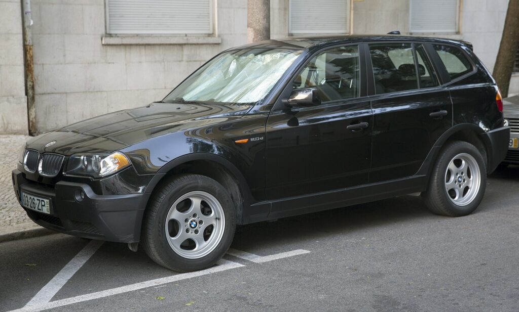 BMW X3 E83 2.0d von vorn links