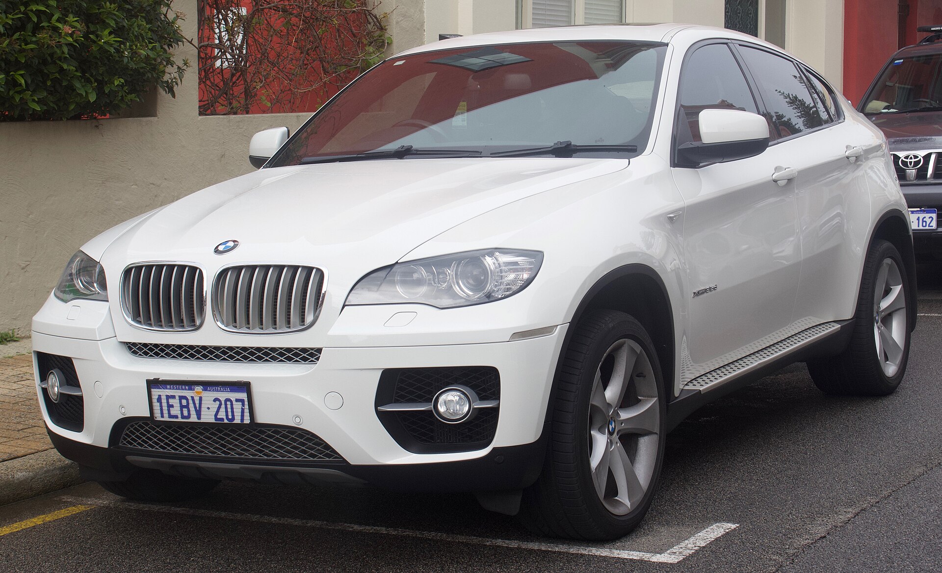 BMW X6 E71 xDrive35d schräg von vorn