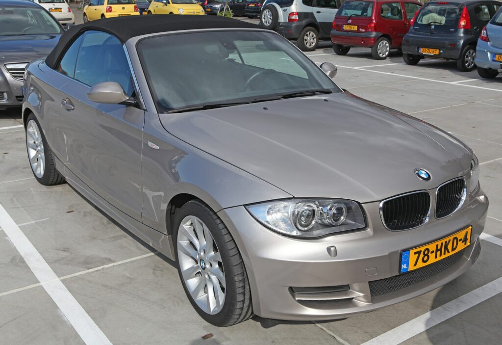 BMW 1er E88 Cabrio mit offenem Verdeck
