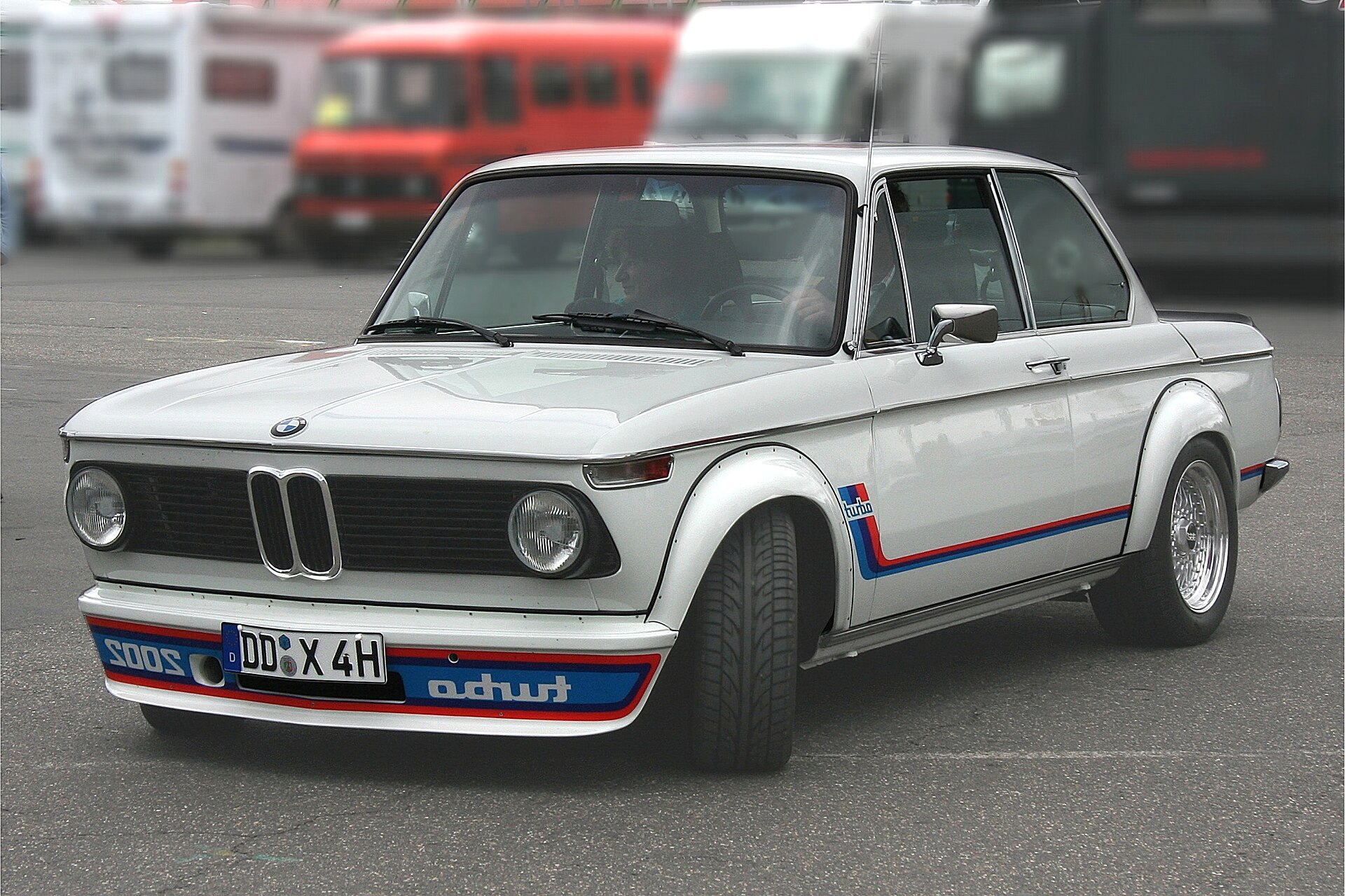 BMW 2002 turbo in Weiß mit Motorsport-Dekor, Frontansicht
