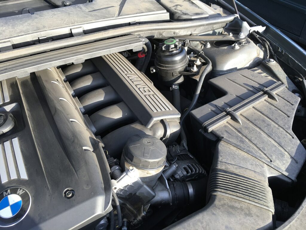 Motorraum eines BMW 3er E90