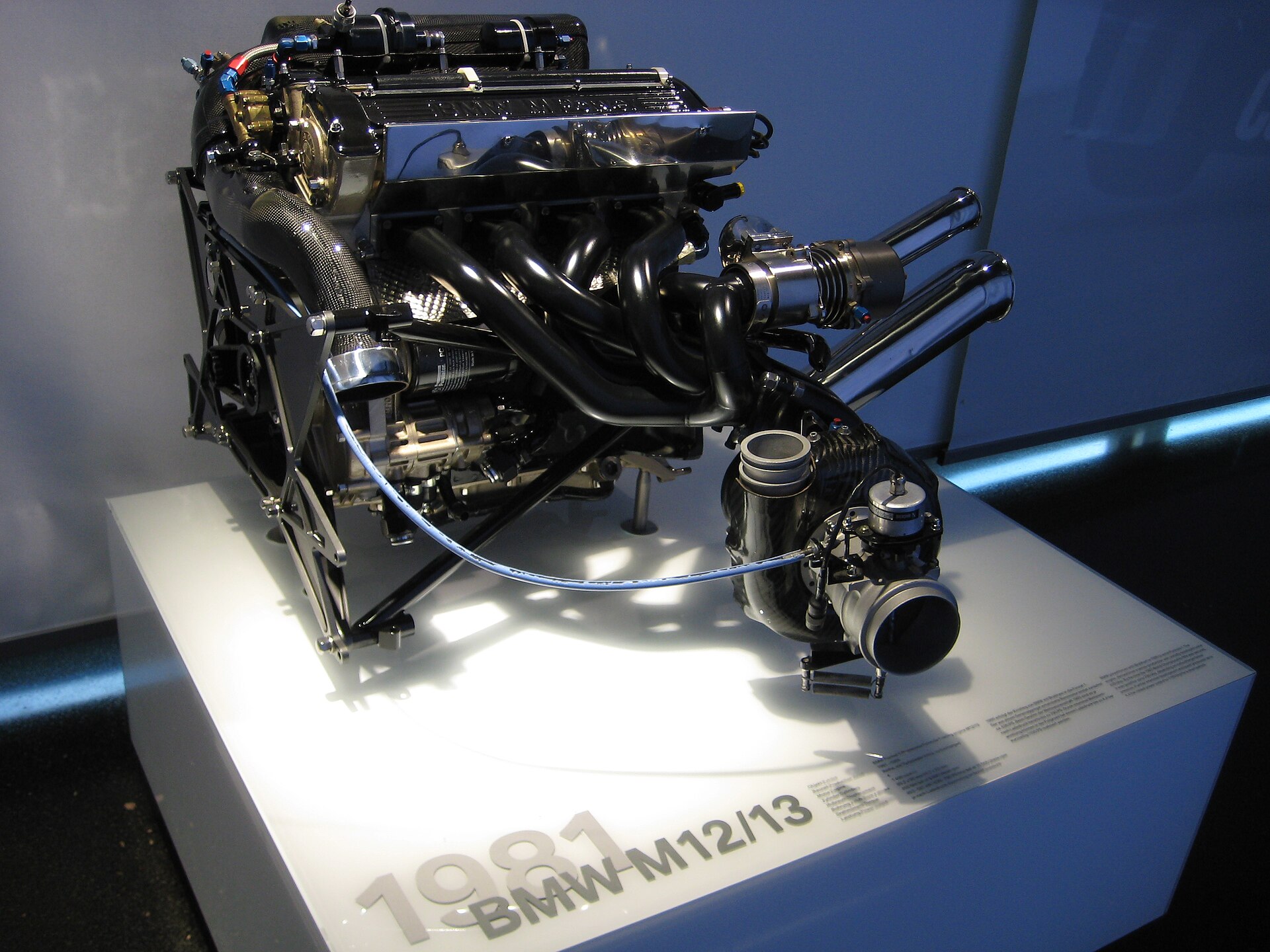 BMW Formel-1-Turbomotor M12/13 auf Museumssockel, Dreiviertelansicht mit Turbolader