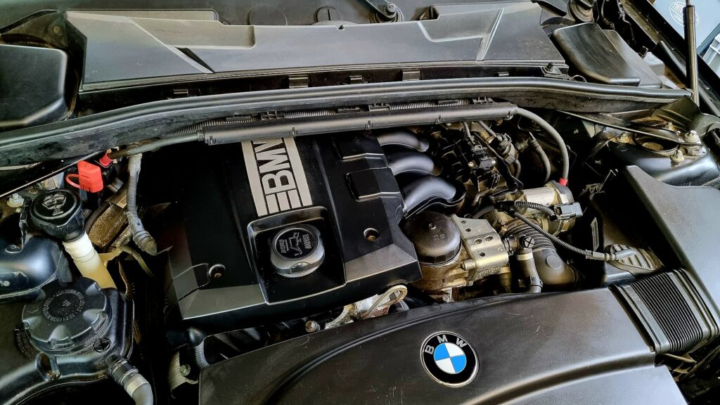 Motorraum eines BMW 1er E88