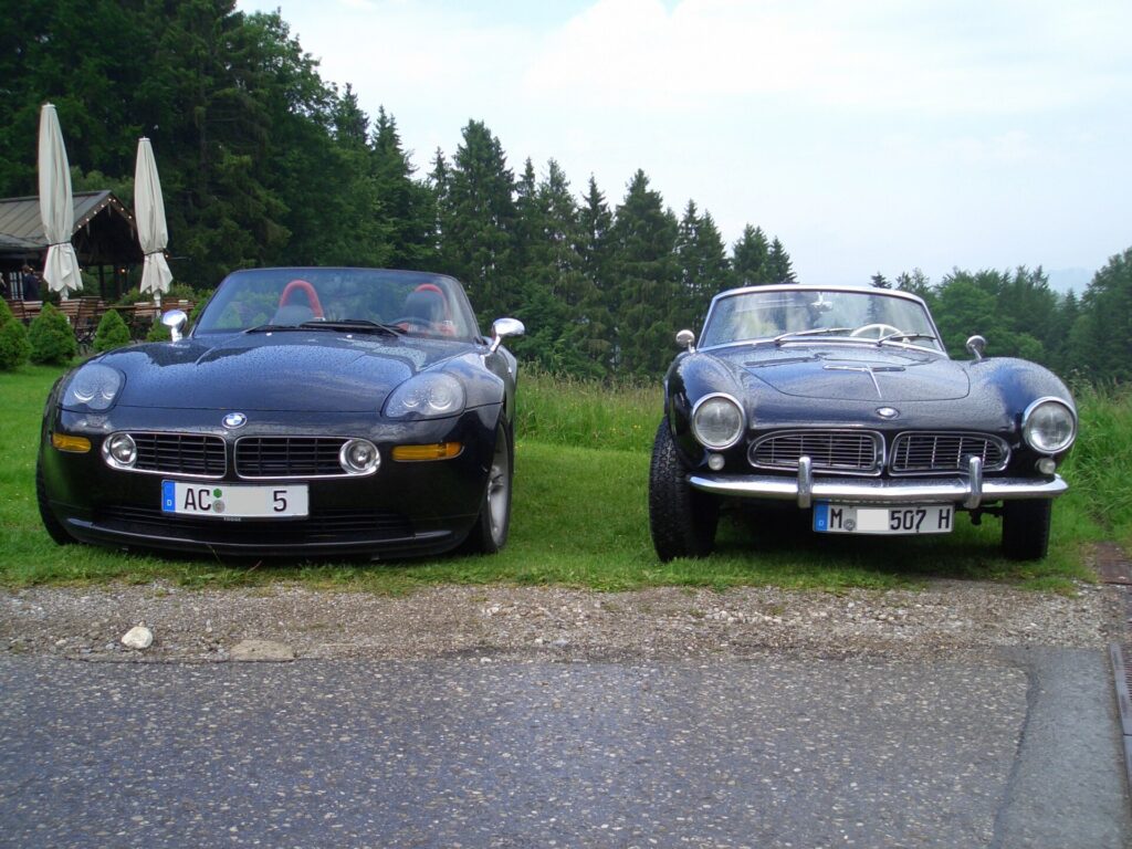 BMW Z8 und BMW 507 nebeneinander von vorn
