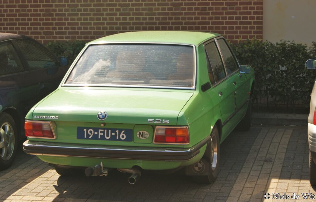 Grüner BMW 525 der Baureihe E12, Baujahr 1975, von schräg vorn
