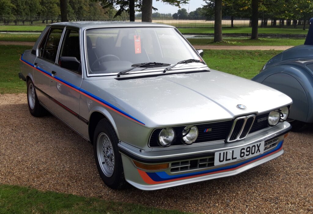 BMW M535i der Baureihe E12 mit M-Zierstreifen von schräg vorn