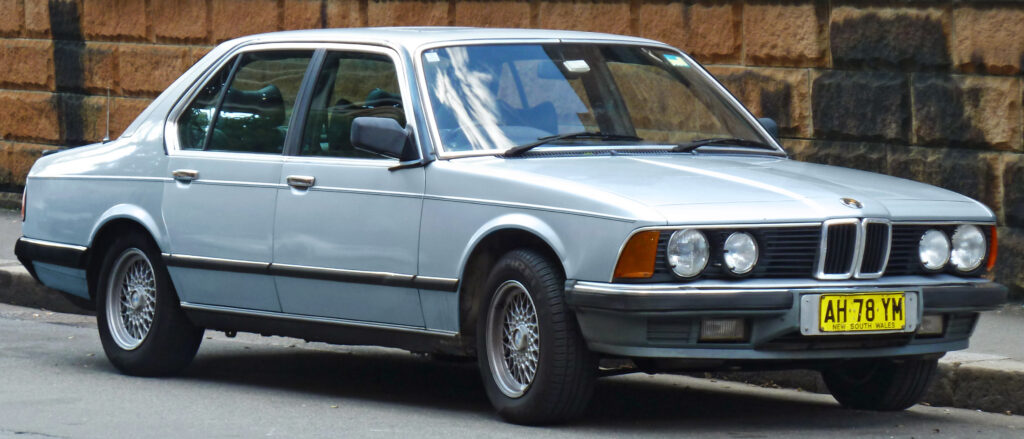Silberner BMW 735i der Baureihe E23 in der Seitenansicht