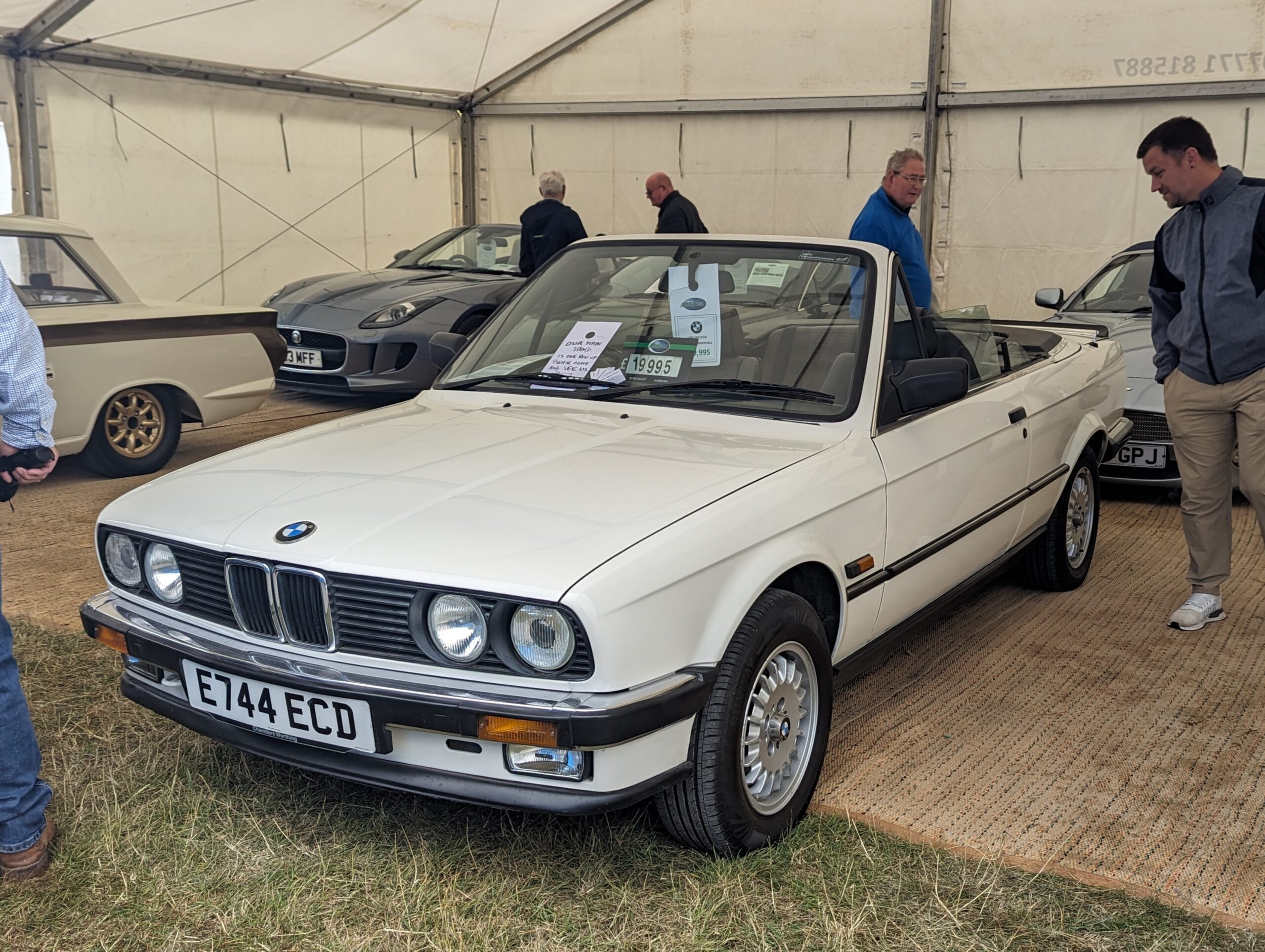 BMW 325i E30 Cabriolet in Silber mit geöffnetem Verdeck
