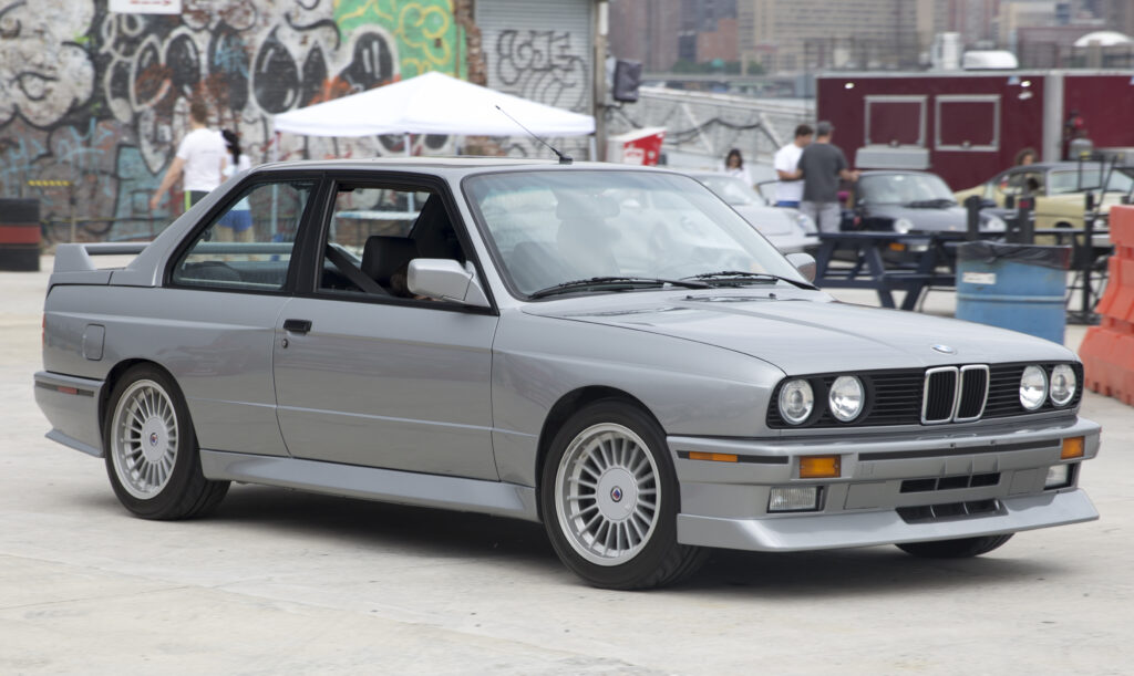 BMW M3 E30 in Silber, Frontpartie schräg von rechts