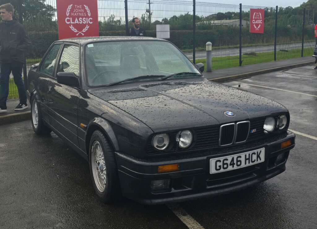 BMW 325i E30 in Schwarz, Frontansicht