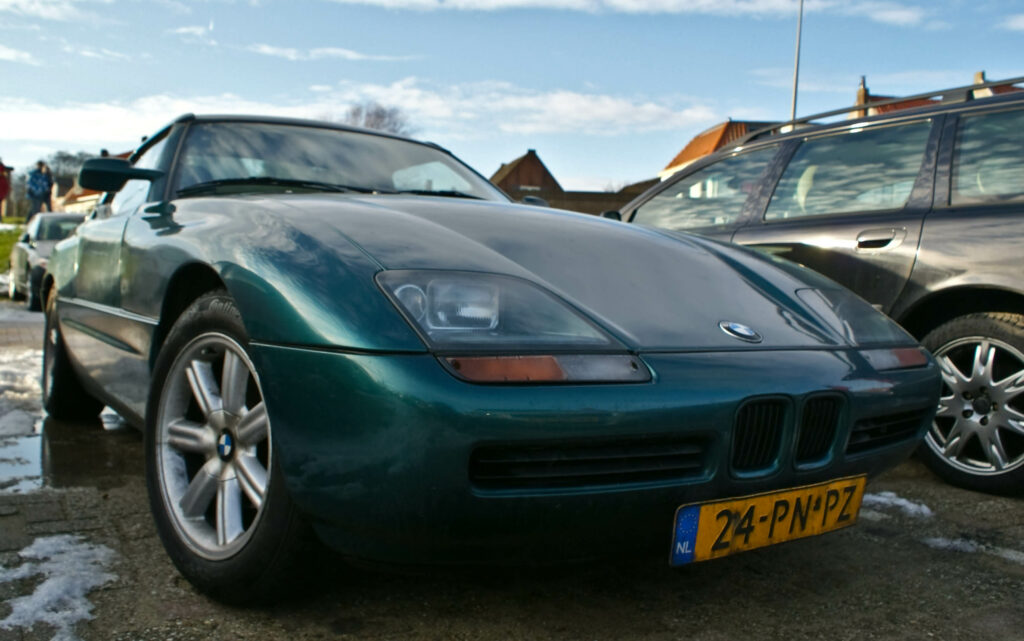 Grüner BMW Z1 in Seitenansicht
