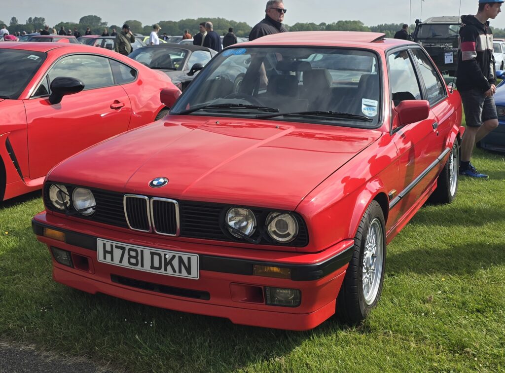 BMW 325i E30 in Rot, Frontansicht