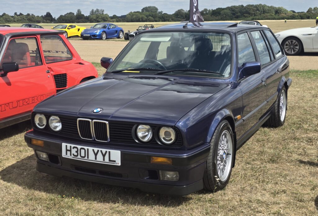 BMW 325i E30 touring in Dunkelblau, Frontansicht schräg von links