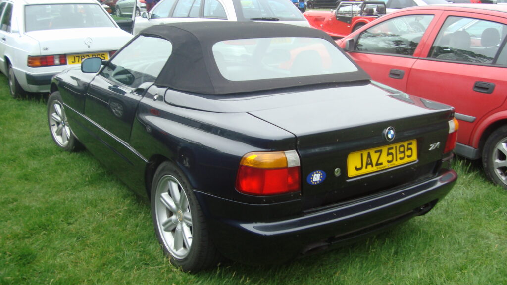 Schwarzer BMW Z1 mit geschlossenem Verdeck