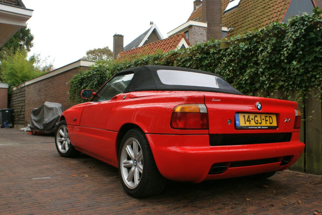 BMW Z1 in Rot, Heckansicht schräg von rechts