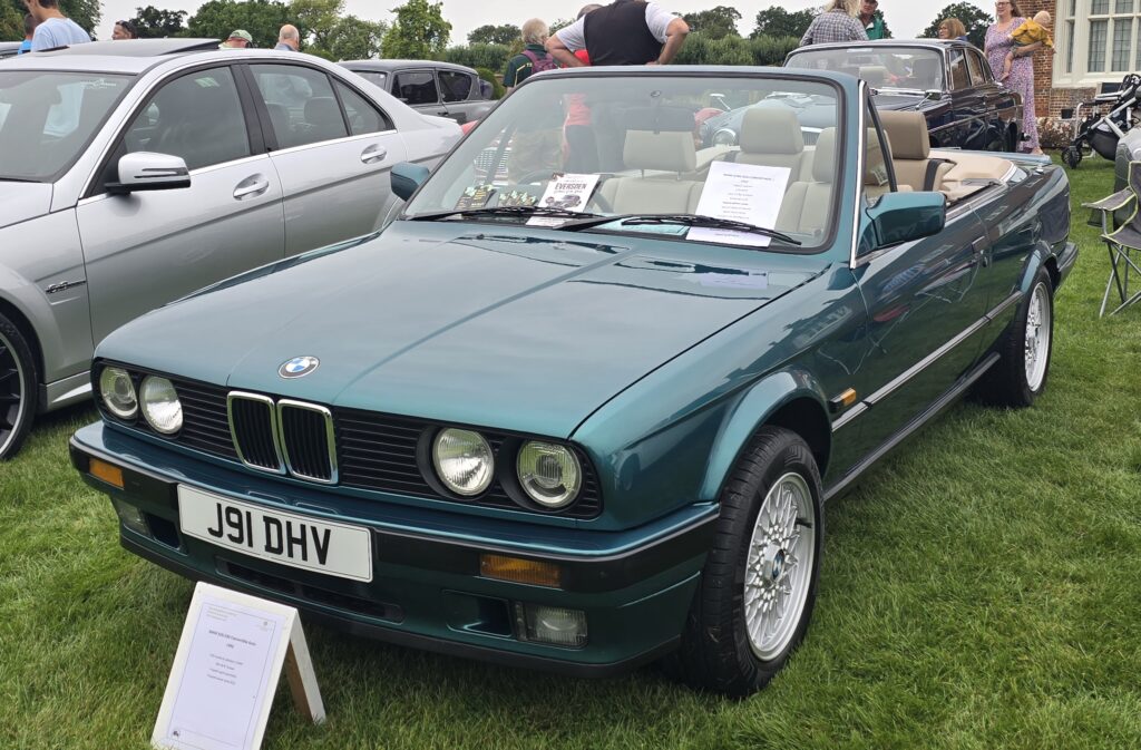 BMW 325i E30 Cabriolet in Türkis
