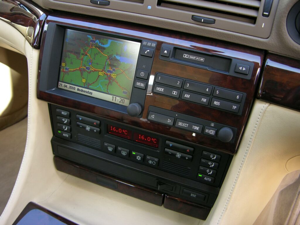 Bordmonitor mit Navigationskarte in der Mittelkonsole eines BMW E38