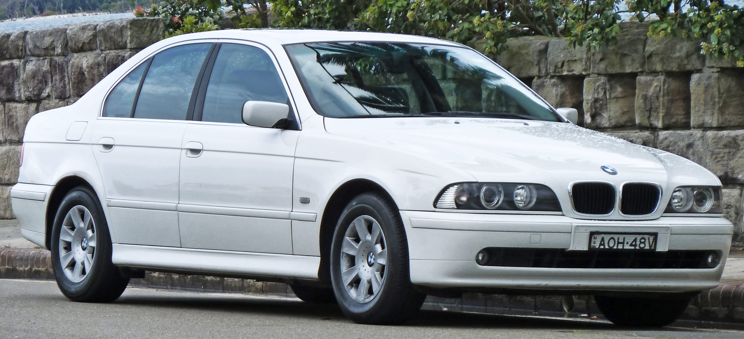 Weißer BMW 525i der Baureihe E39 von schräg vorn