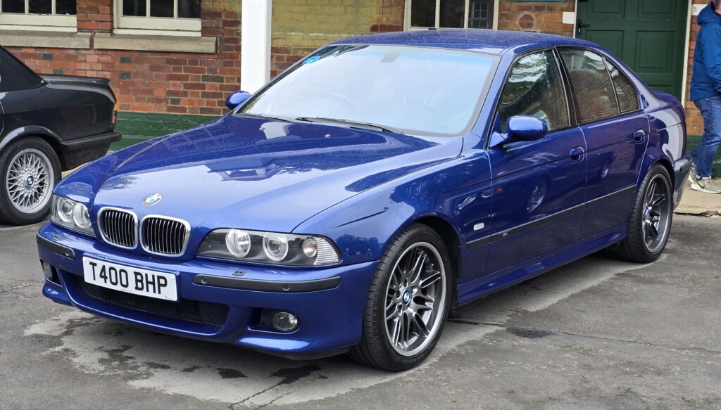 Blauer BMW M5 der Baureihe E39 von schräg vorn