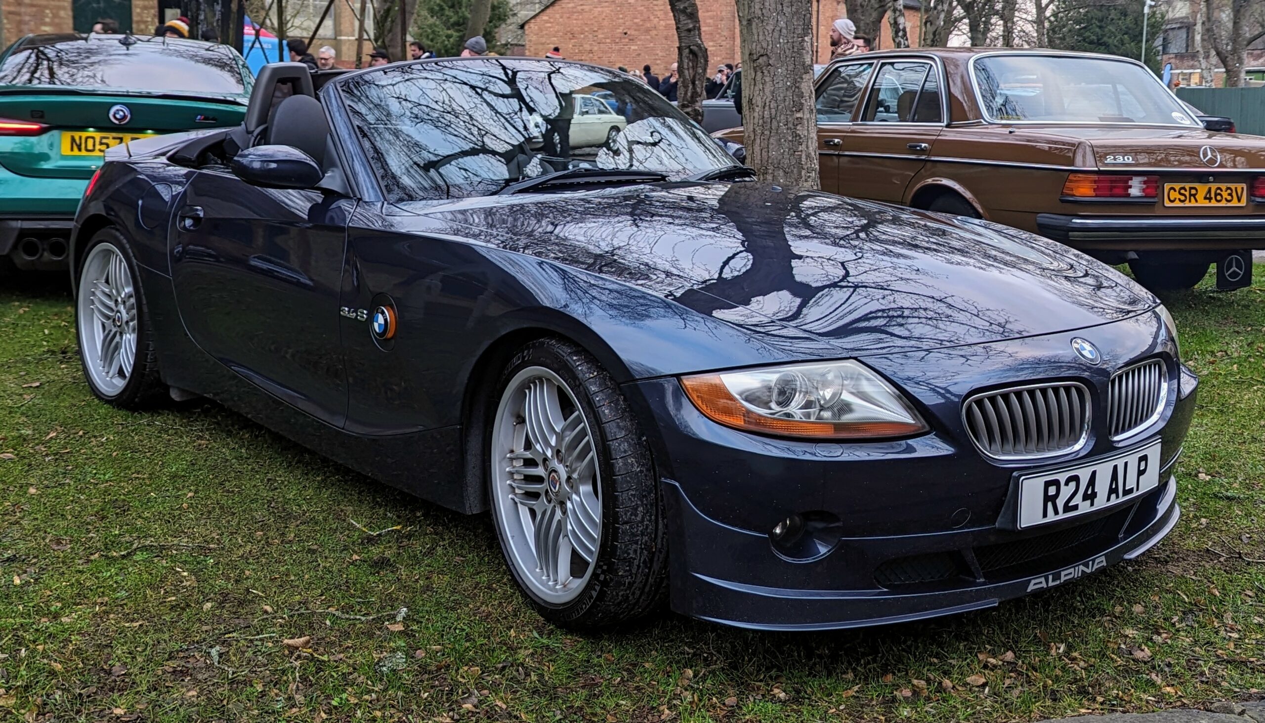 Dunkelblauer ALPINA Roadster S in Dreiviertelansicht von vorn rechts