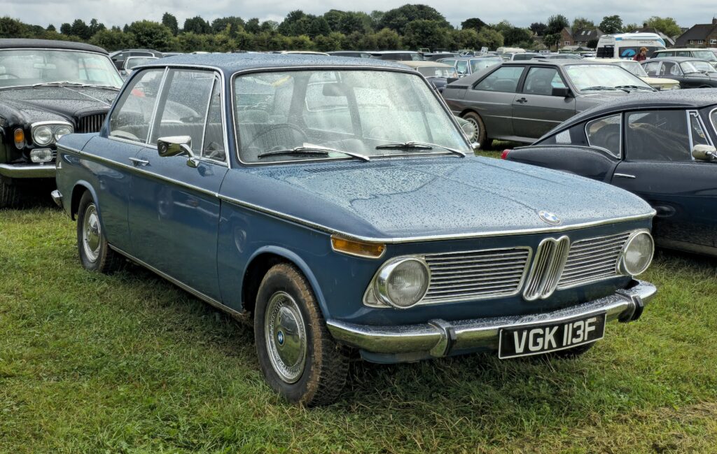 BMW 1602 in Blau, Frontansicht schraeg von rechts