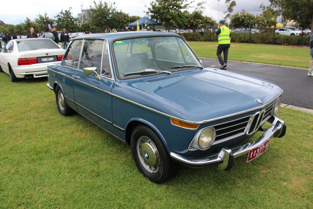 BMW 1602 in Blau, Seitenansicht von links
