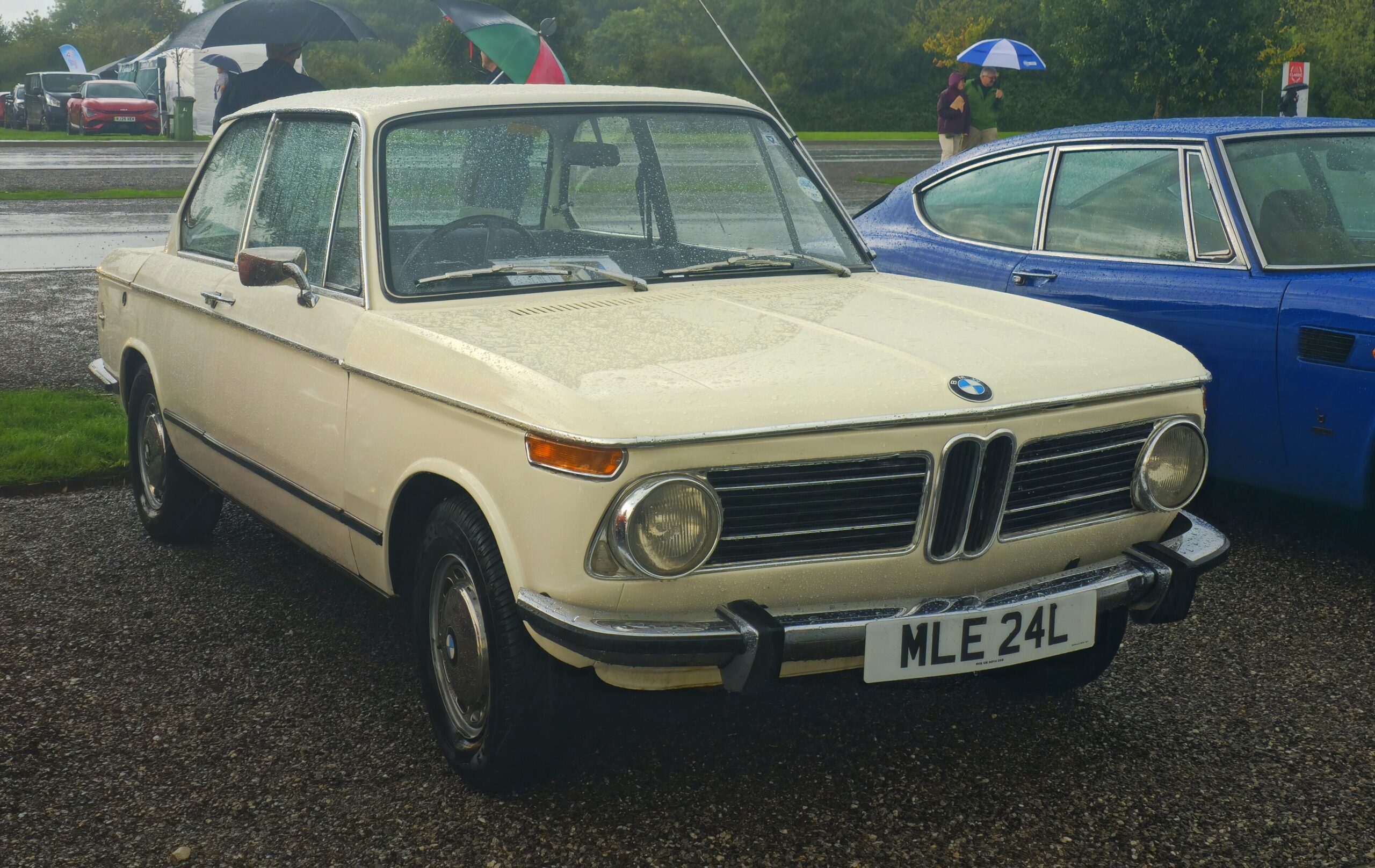 BMW 2002 in Beige, Frontansicht schraeg von links