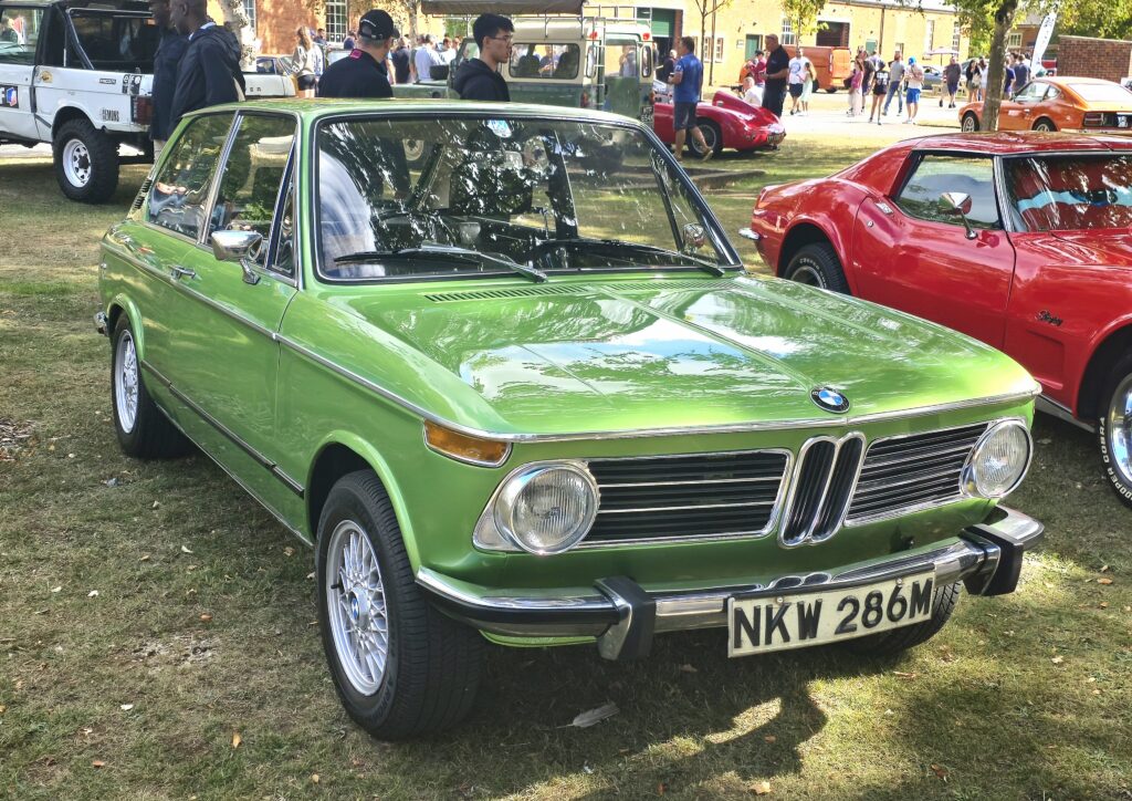 Grüner BMW touring in Dreiviertelansicht von vorn