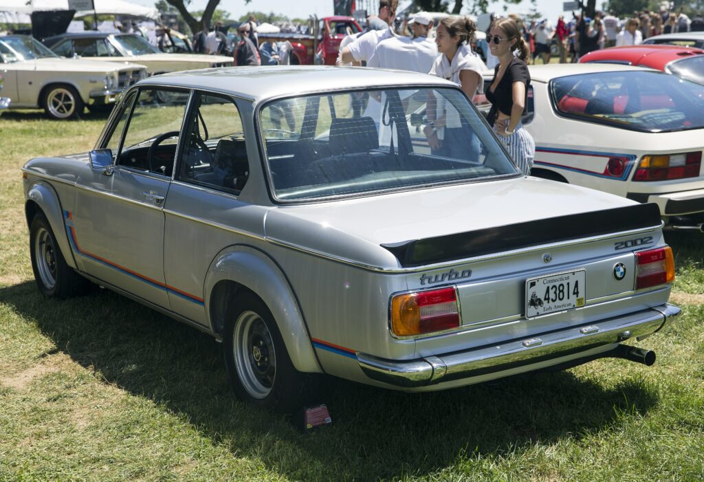 Silberner BMW 2002 turbo von hinten links