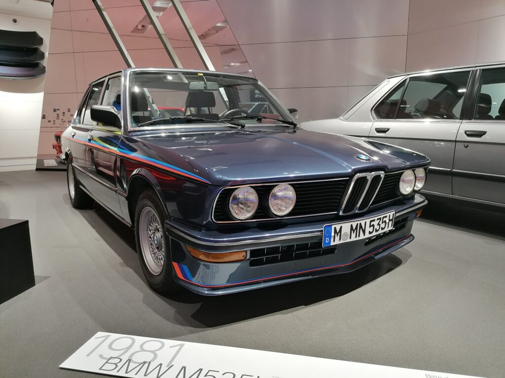 Dunkelblauer BMW M535i der Baureihe E12 von schräg vorn