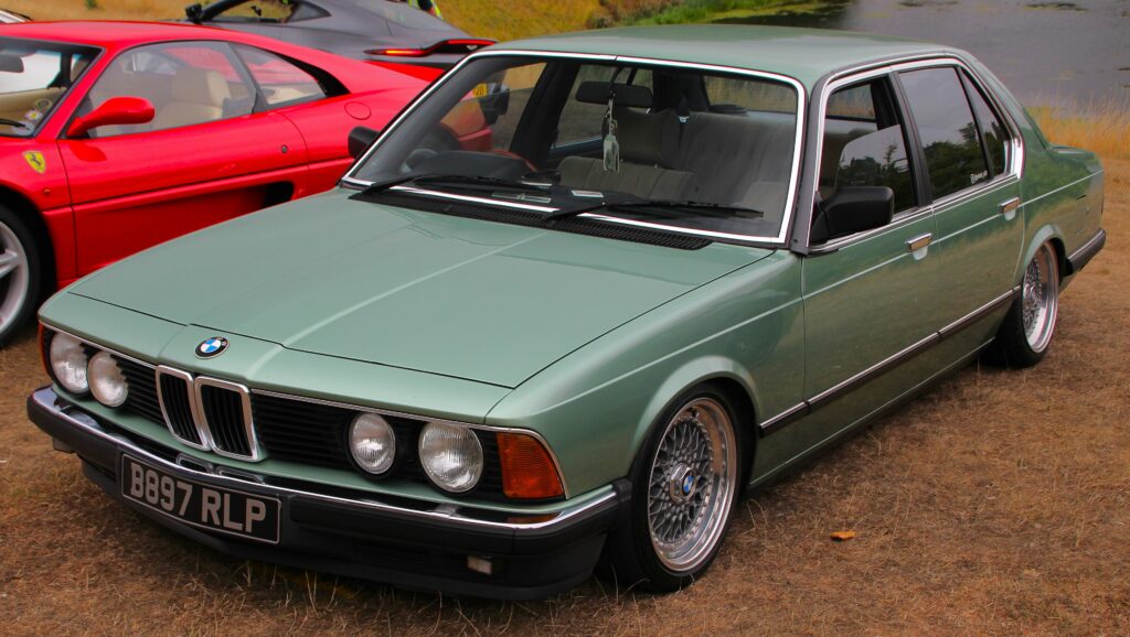 Grüner BMW 728i der Baureihe E23 von schräg vorn