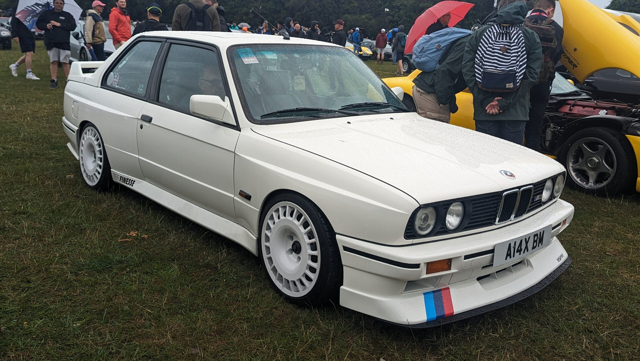BMW M3 E30 in Weiß, Seitenansicht von links