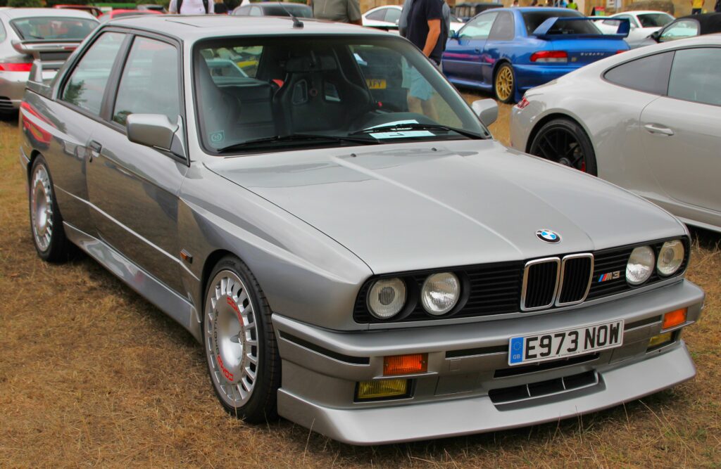 BMW M3 E30 in Silber, Frontansicht schräg von links