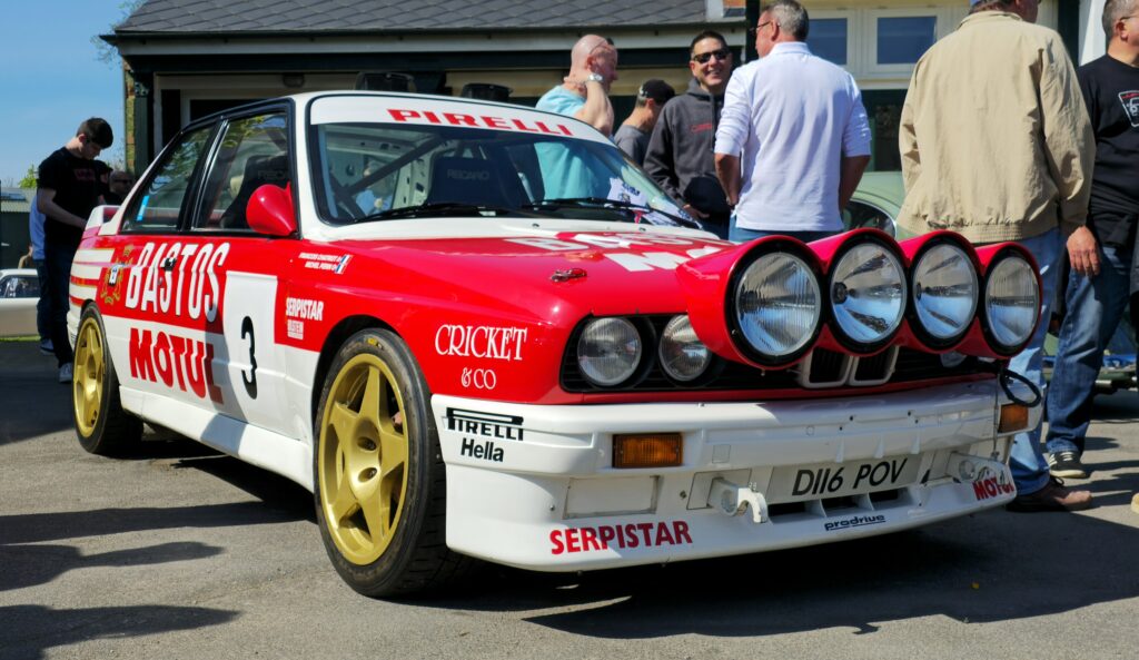 BMW M3 E30 im Rallye-Aufbau mit Zusatzscheinwerfern