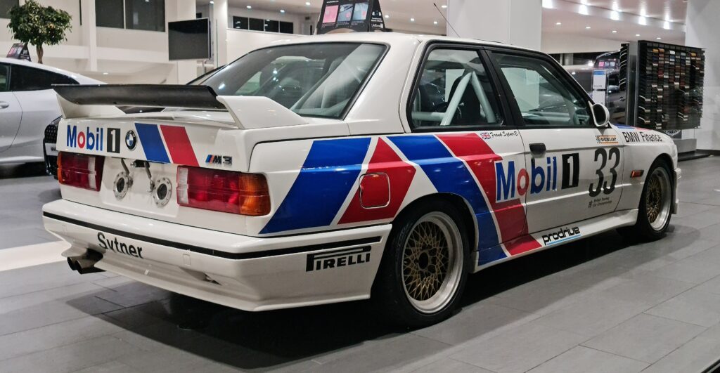 BMW M3 E30 als Tourenwagen mit Rennlackierung