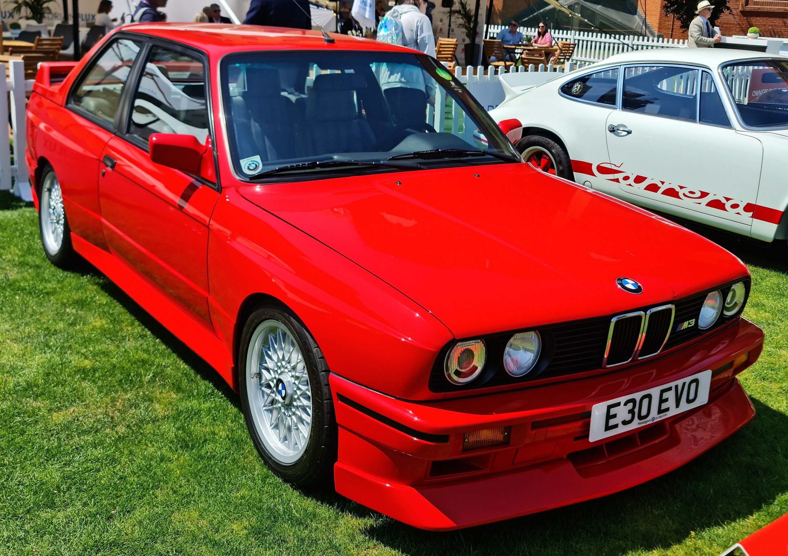 BMW M3 E30 Evolution in Rot, Frontansicht schräg von links