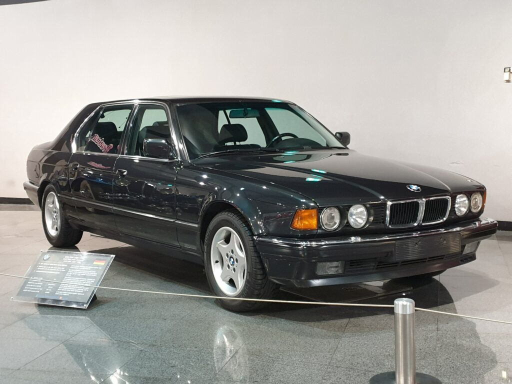 Grauer BMW 750iL der Baureihe E32 von schräg vorn