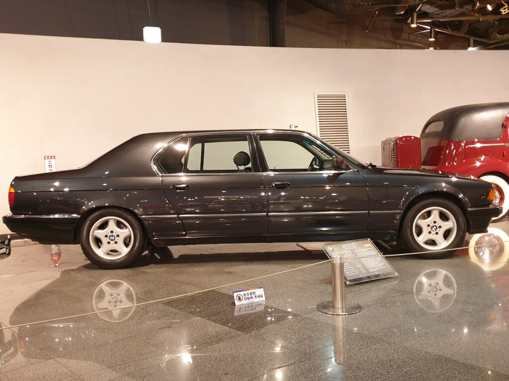 Grauer BMW 750iL der Baureihe E32 in der Seitenansicht