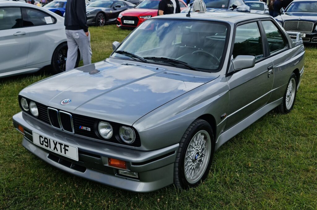 BMW M3 E30 in Silber, Frontansicht