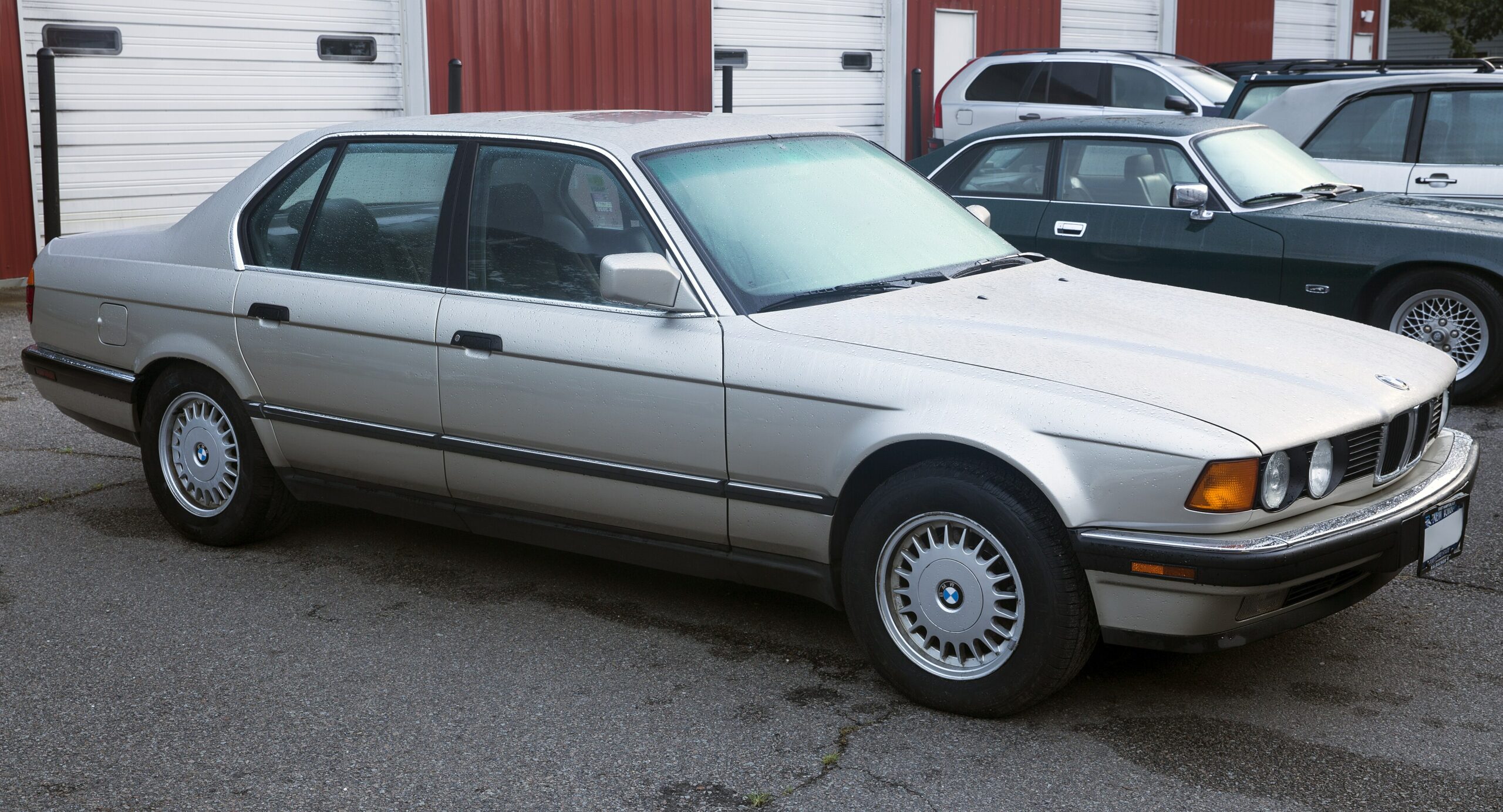 Silberner BMW 735i der Baureihe E32 von schräg vorn