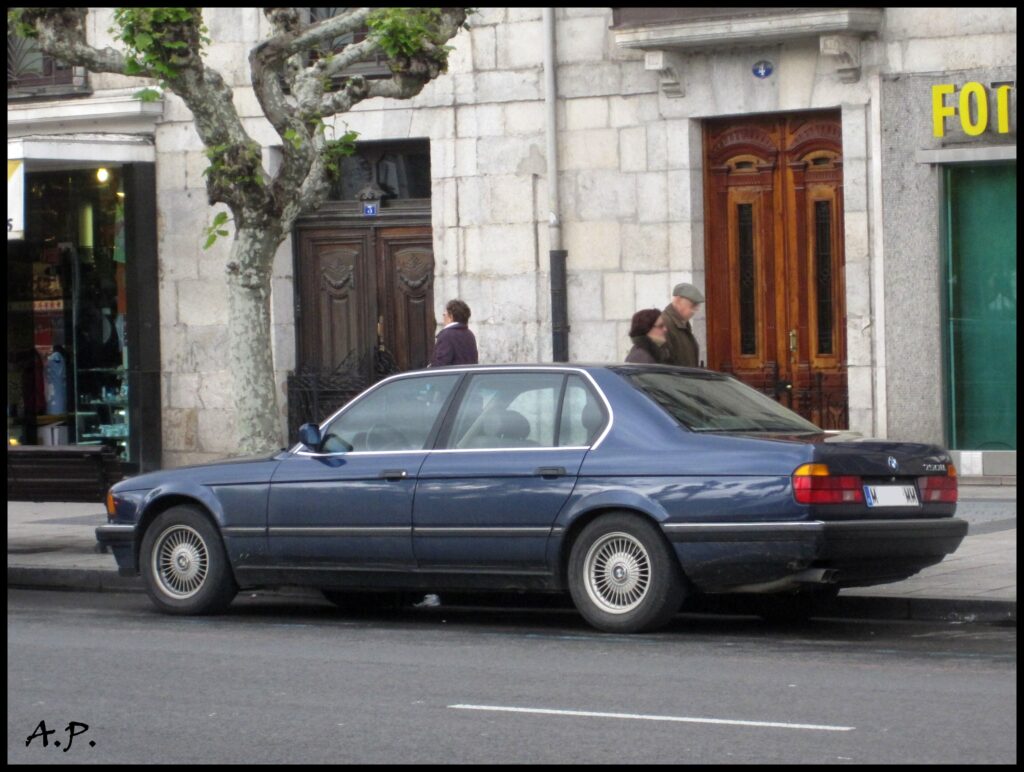 Blauer BMW 750iL der Baureihe E32 in der Seitenansicht