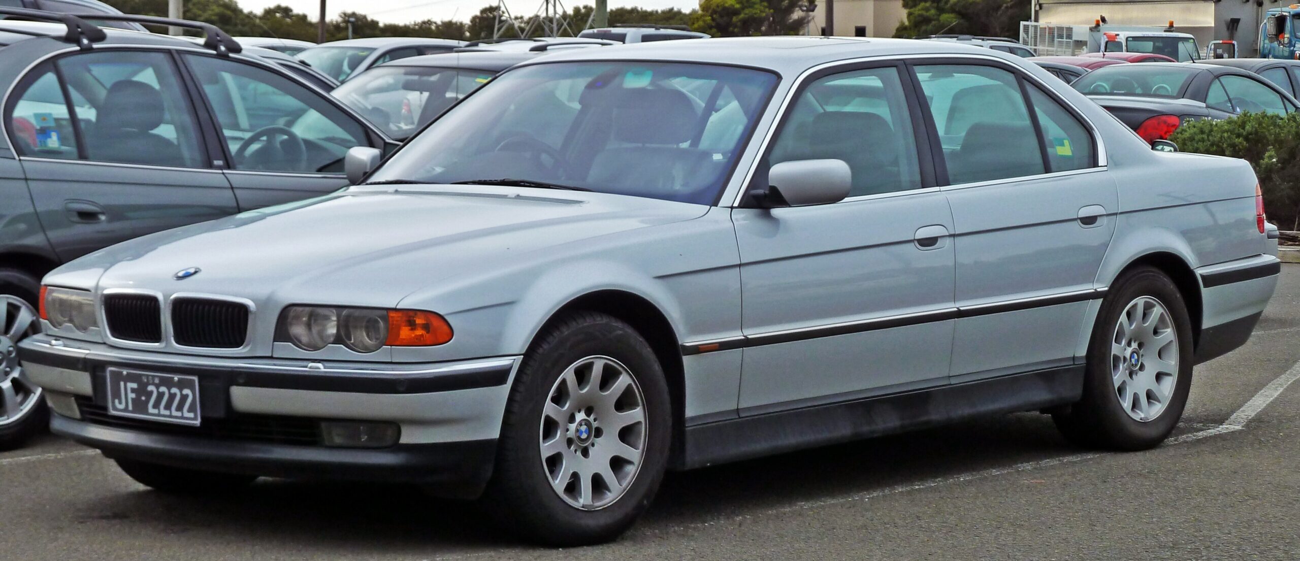 Silberner BMW 735i der Baureihe E38 von schräg vorn