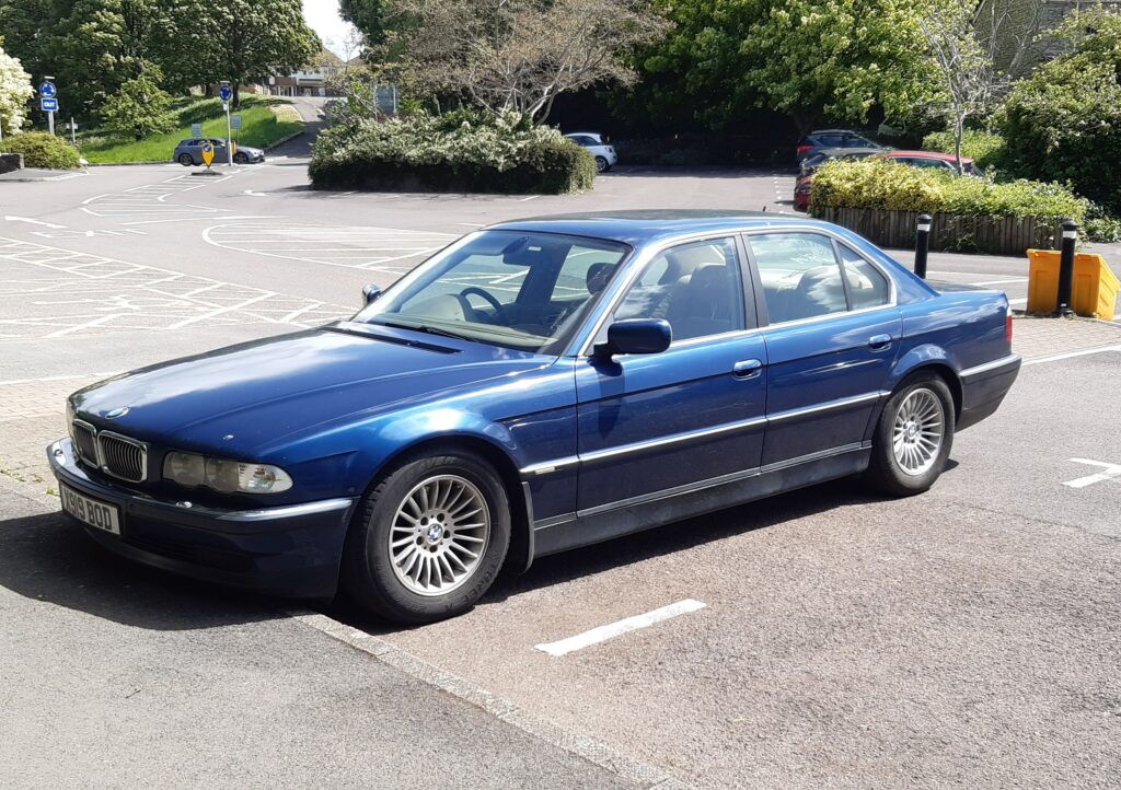 Blauer BMW 735i der Baureihe E38 von schräg vorn