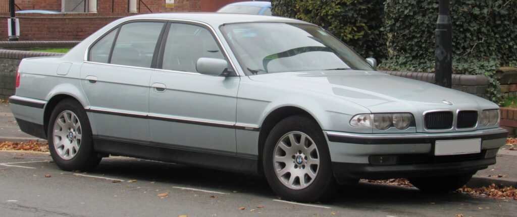 Silberner BMW 728i der Baureihe E38 von schräg vorn