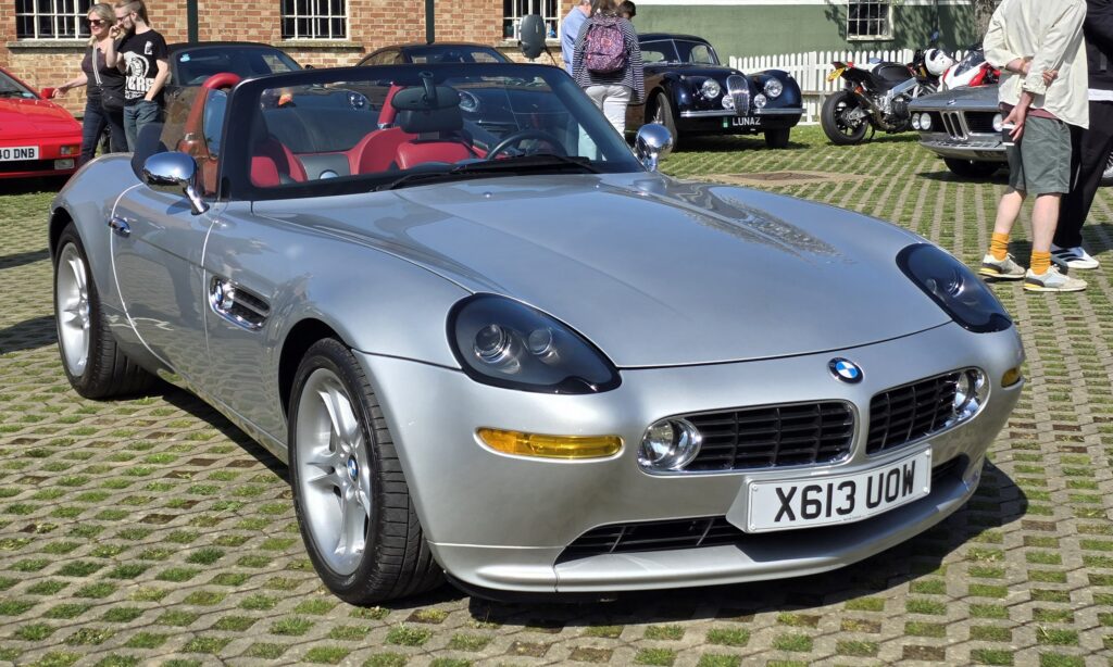 Silberner BMW Z8 mit rotem Lederinnenraum