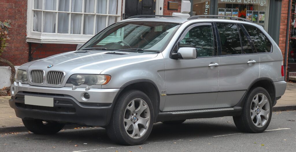 Silberner BMW X5 4.4i in Seitenansicht von vorn rechts