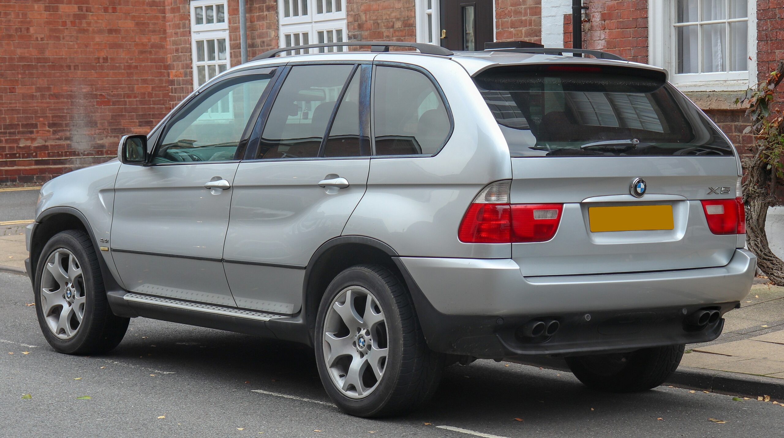 Silberner BMW X5 E53 von hinten mit geteilter Heckklappe