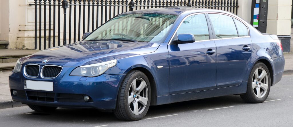 Blauer BMW 520i der Baureihe E60 von vorn